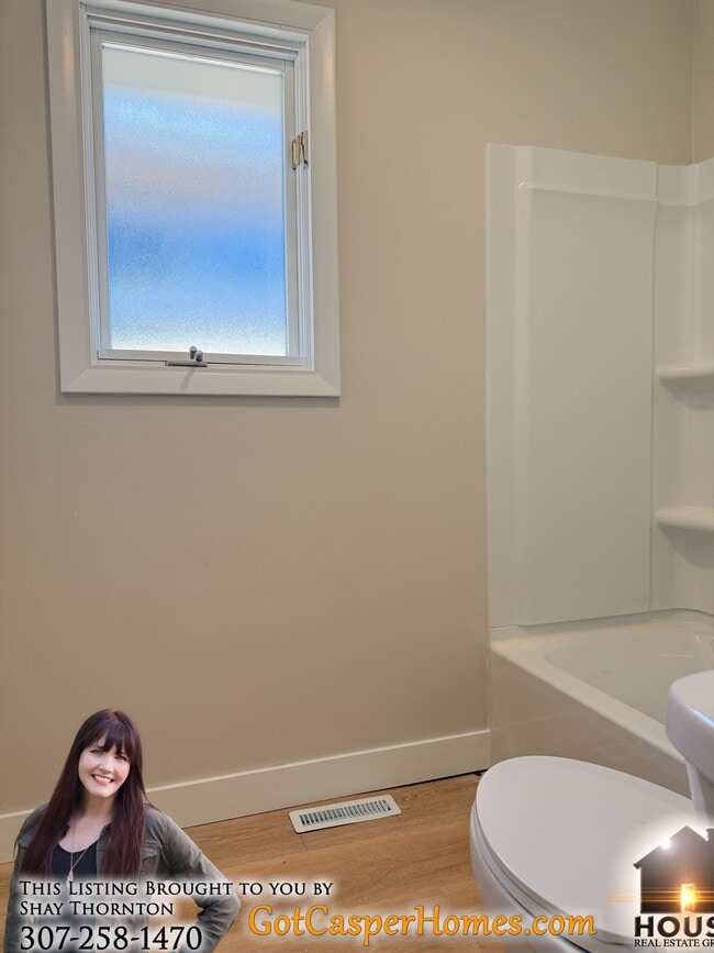 Building Photo - 2414 E 9th St