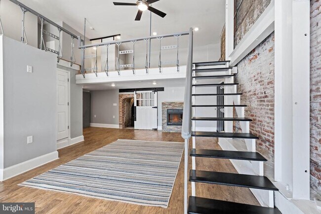 Building Photo - 310 N Water St