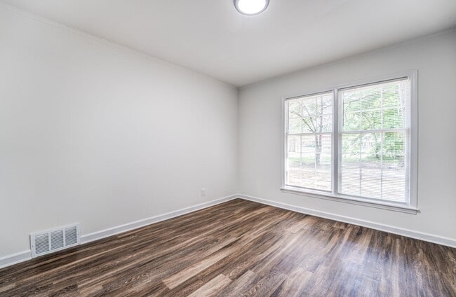 Building Photo - 4036 N Lake Forest Dr