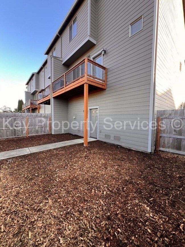 Building Photo - Woodland Townhome Just Minutes from i5