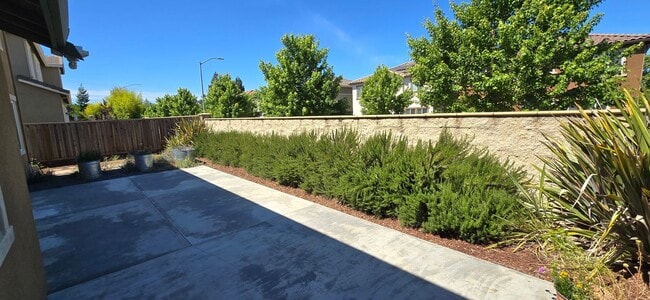 Building Photo - Located in the desirable K-Section of Rohnert Park