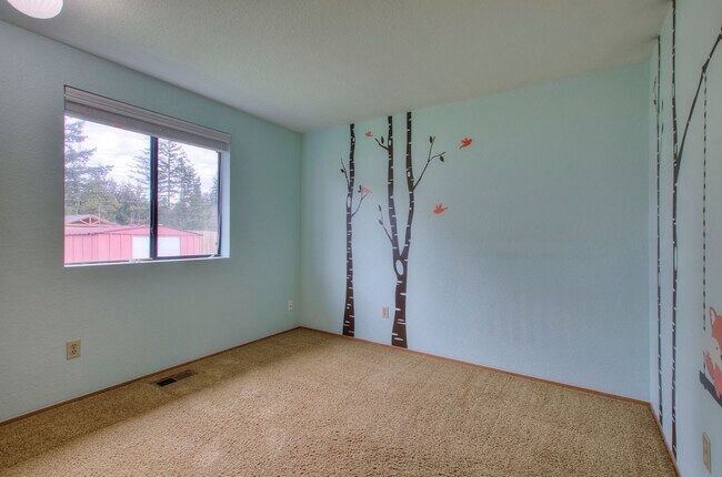 Building Photo - Bright & Spacious Rambler off of Cul-de-Sac