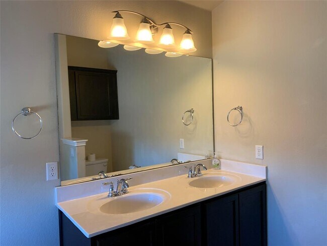 Building Photo - 352 Langely
