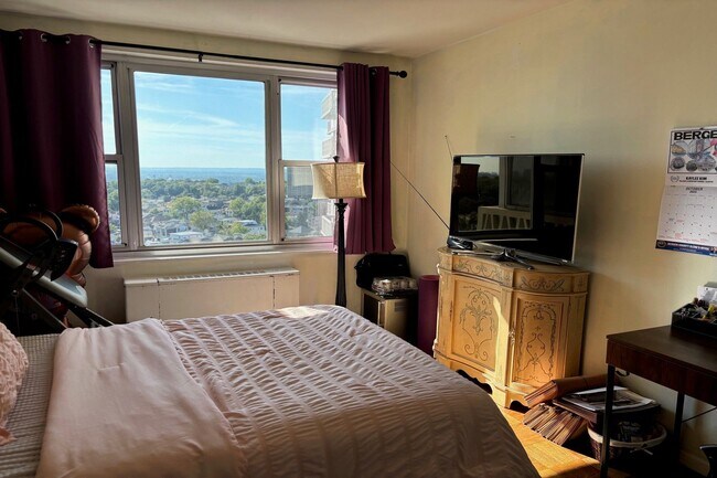 Building Photo - 2000 Linwood Ave