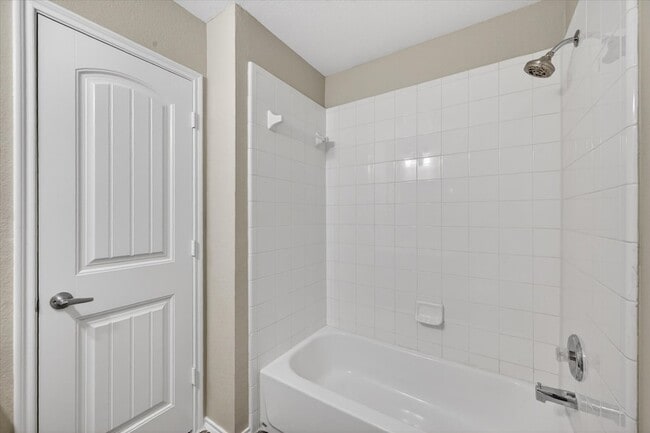 Building Photo - 3304 Glenmore Dr