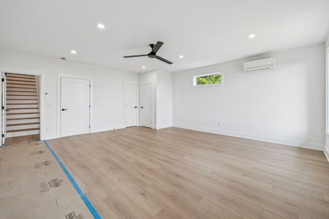Building Photo - "Spacious 4-Bed, 4-Bath Gem in Nashville -...