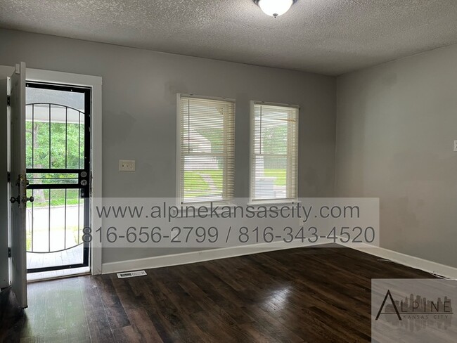 Building Photo - Spacious Upstairs Loft with Bathroom!