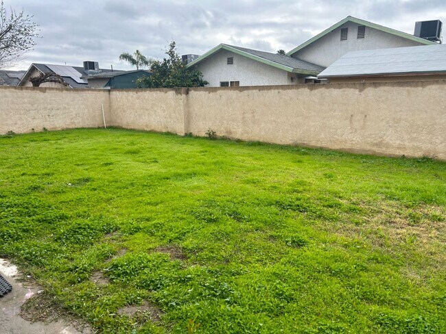 Building Photo - Coming soon-  Spacious 3 bed/2bath Single Family home in Delano!!