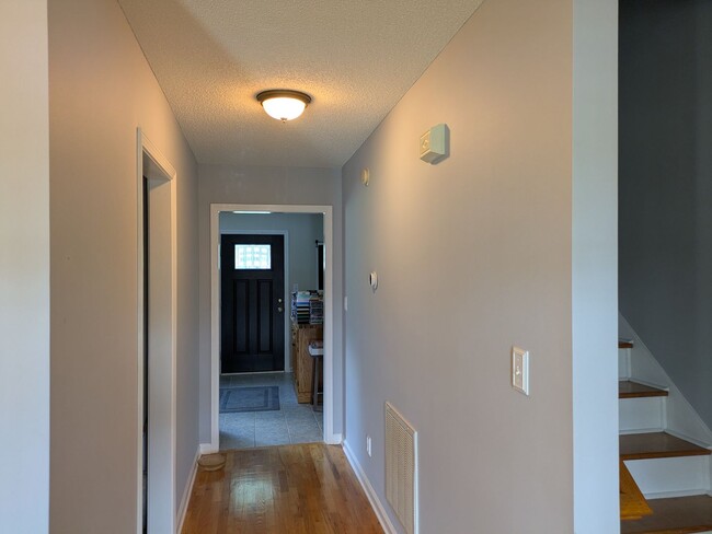 Building Photo - 3BR/2.5Bath House in NE Hickory