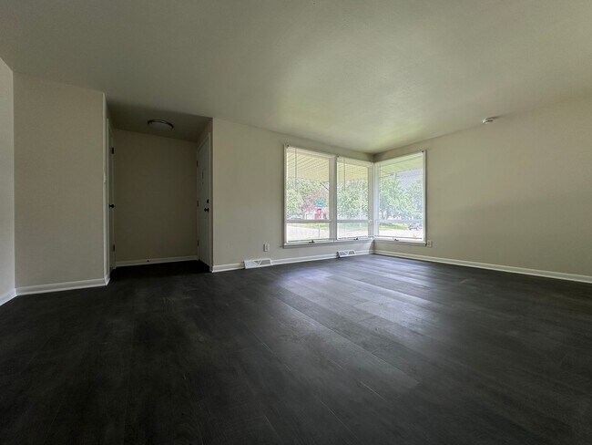 Building Photo - 490 St Bernard Dr
