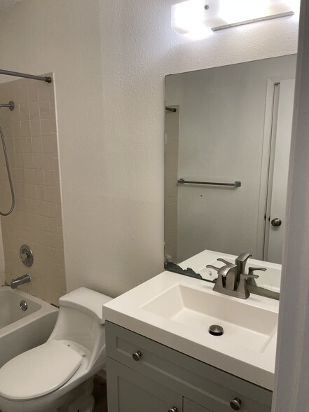 2nd Bath - 412 Greenlawn Blvd