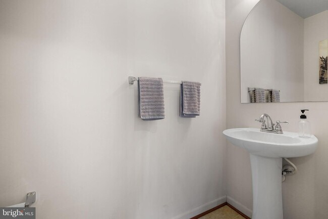 Building Photo - 12 Popes Creek Ln