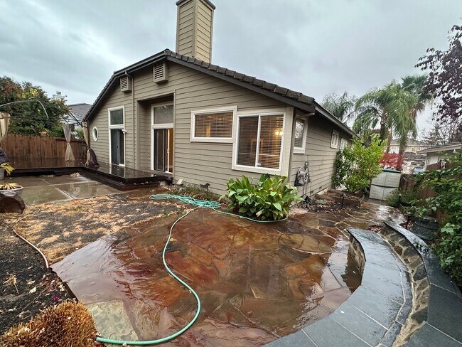 Building Photo - Gorgeous 4 Bed, 2 Bath in Shadow Lakes with SOLAR!