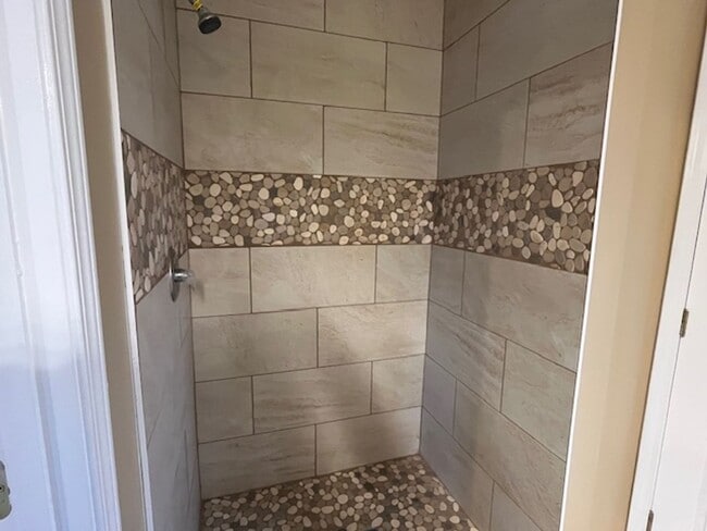 Building Photo - Renovated 3 Bedroom 2 Bath Home with 2 Car Garage for Rent!!