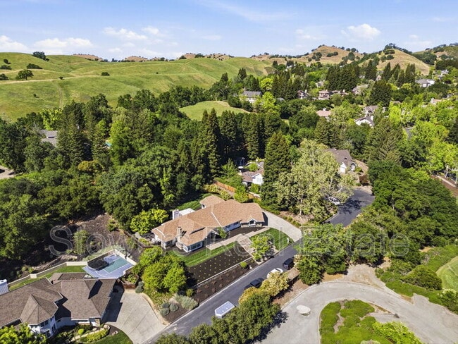 Building Photo - 618 Banister Ln