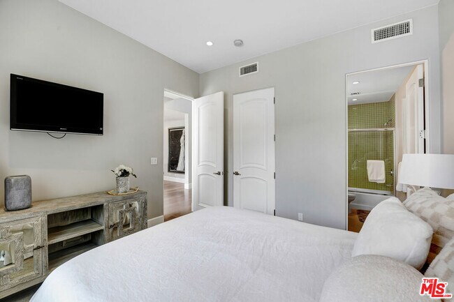 Building Photo - 841 N Crescent Heights Blvd