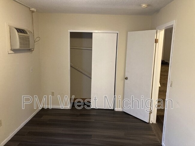 Building Photo - 6043 In the Pines Dr SE