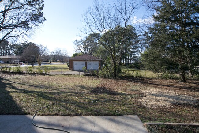 Building Photo - Beautiful Three Bedroom Home! AVAILABLE 8/...