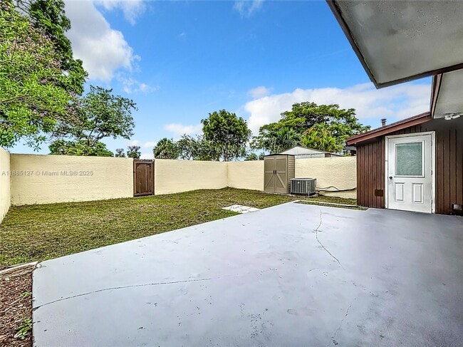 Building Photo - 13804 Kendale Lakes Dr