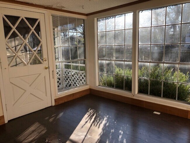 Building Photo - Spacious 4/1 Home on Quiet Block of Mulber...