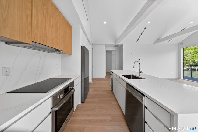 Building Photo - 253 Riverside Ave