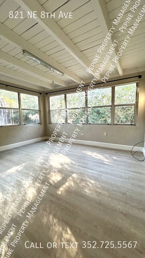 Building Photo - 821 NE 8th Ave