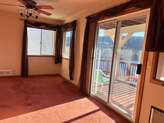 Building Photo - 262 Delle Dr