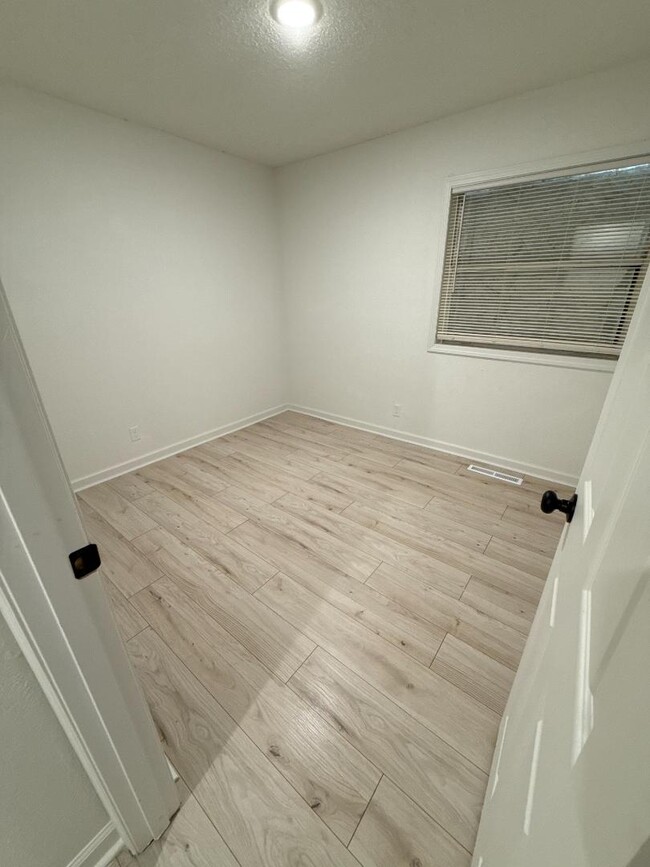 Building Photo - 1620 E Catalina St