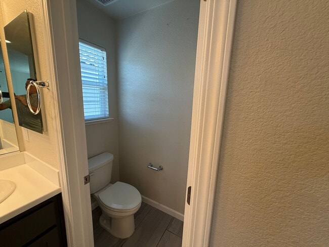 Building Photo - Two story home located in Sylvan School District!