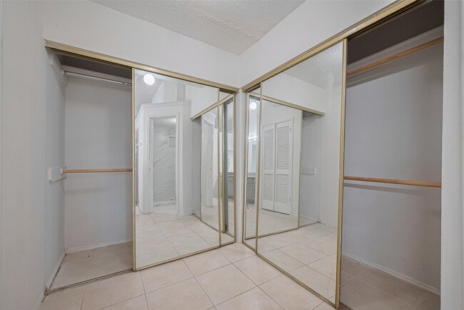Building Photo - 2107 Creekshire Dr