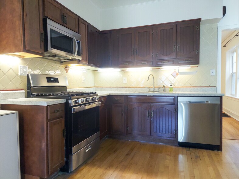Primary Photo - 3751 N Sacramento Ave