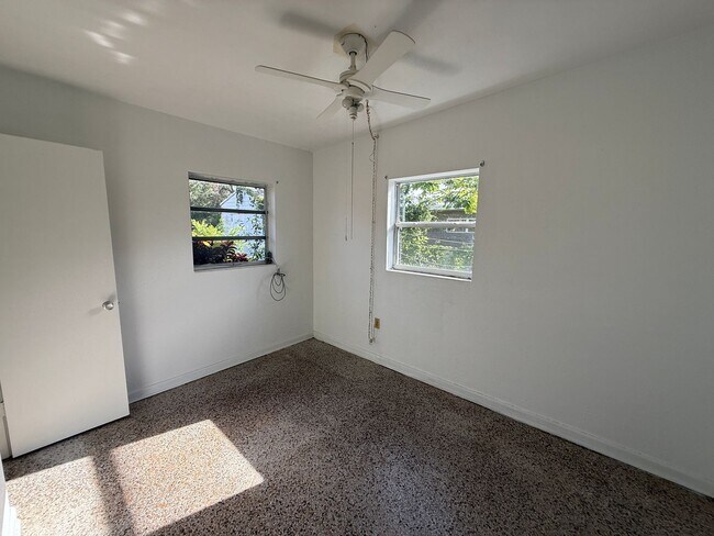 Building Photo - 3 bed 2 bath house with 1200 sf. end of ci...