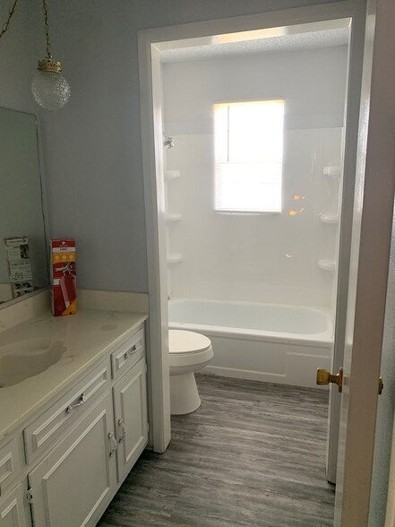 Building Photo - 984 E Schirra Dr