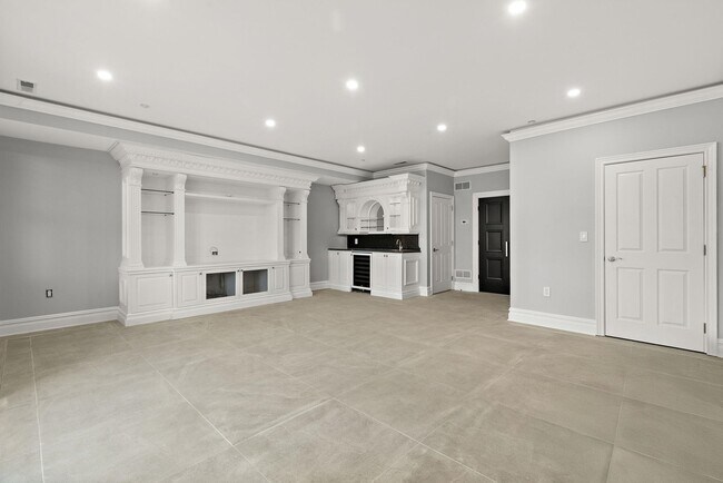 Building Photo - 16 Regency Pl