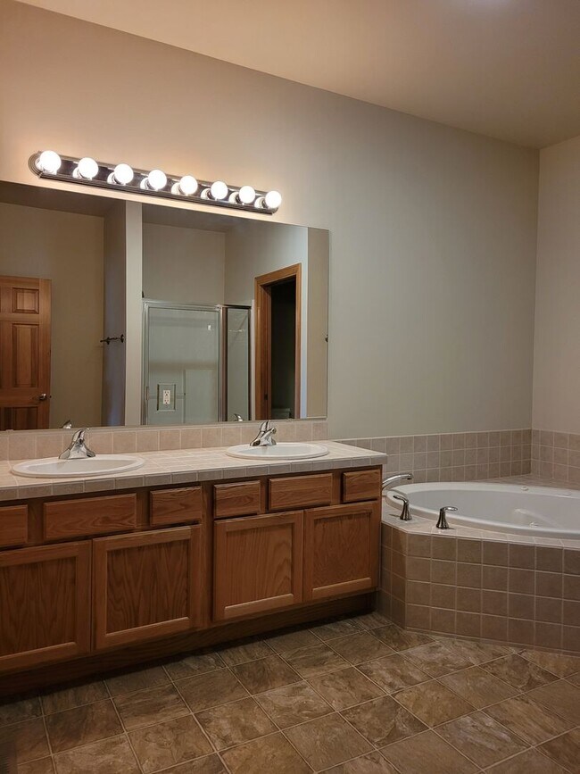 Building Photo - Stunning Home in Lynden with Great Amentities for Rent!