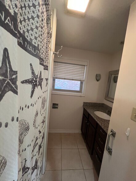 Full bath in hallway - 6803 Louisville St
