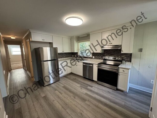 Building Photo - Nice updated brick ranch home