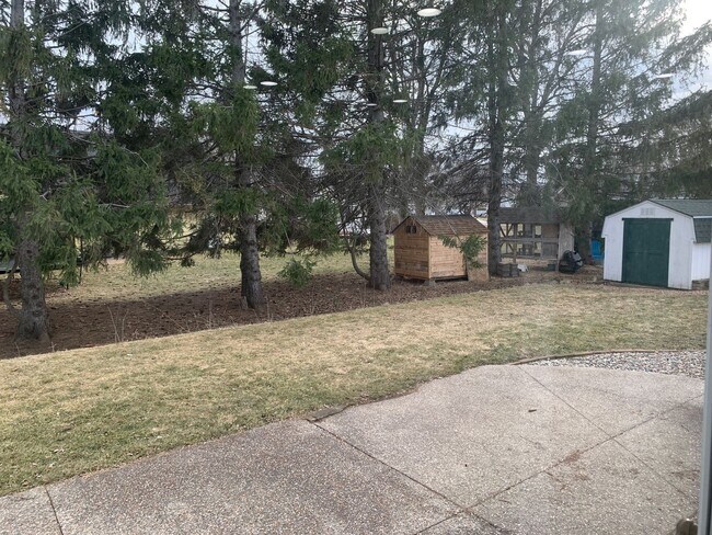 Building Photo - Executive 3 Bedroom Home