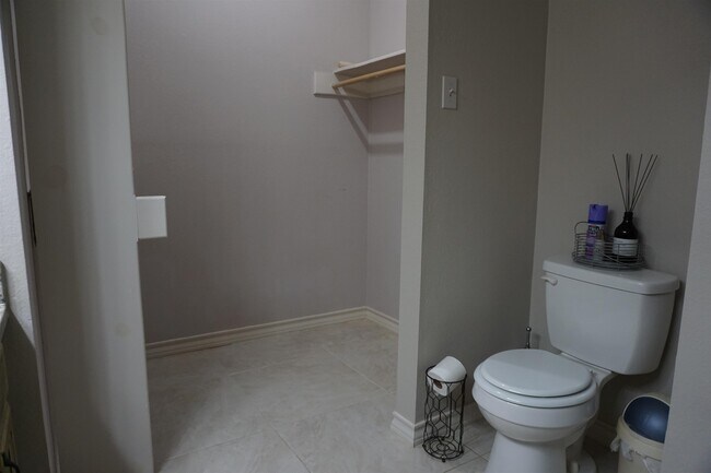 Building Photo - 8810 Crossway Dr