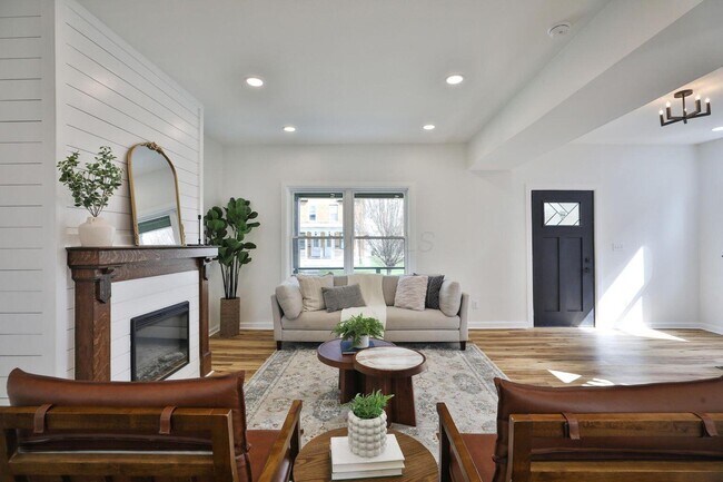 Building Photo - 423 Stoddart Ave