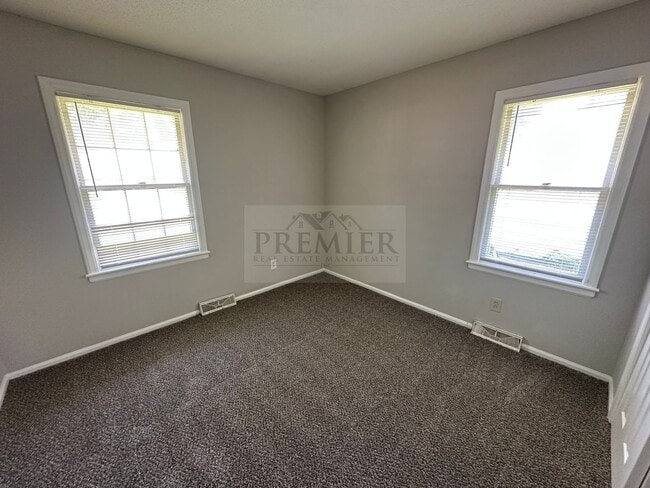 Building Photo - 4 bd/1.5 ba  house Rent $1475 -11808 Small...