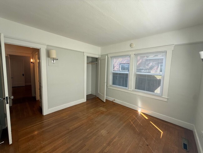 Building Photo - Cozy 2 bed 1 bath available now!