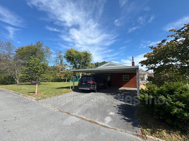 Building Photo - 1713 Seward Dr