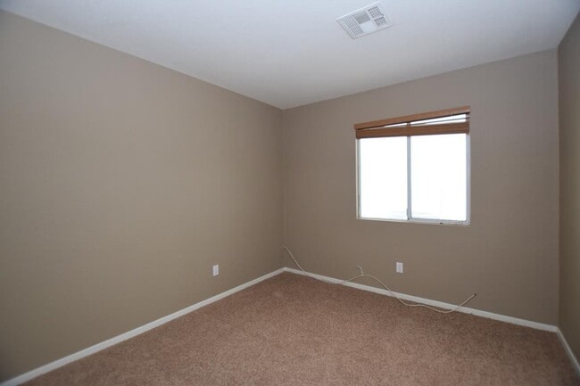 Building Photo - Beautiful Single Story Three Bedroom Home!
