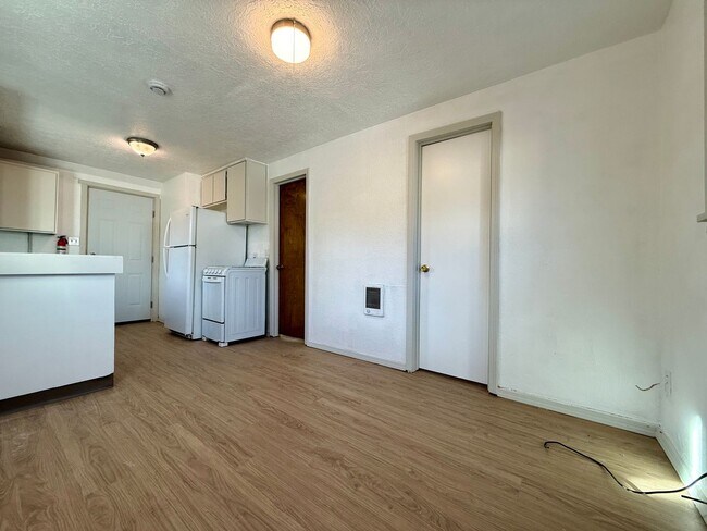 Building Photo - YOU DON'T WANT TO MISS THIS HOME THAT IS WALKING DISTANCE FROM DOWNTOWN REDMOND!!