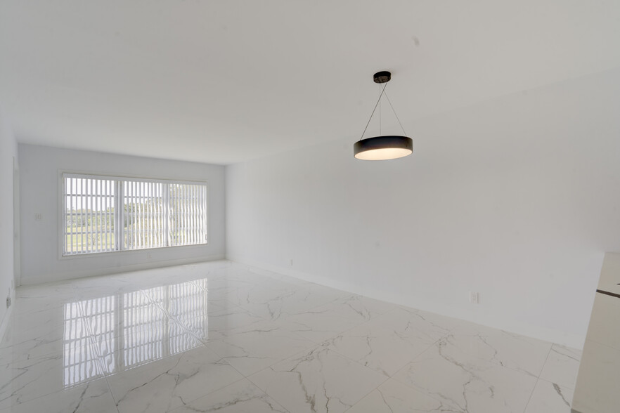 Building Photo - 3050 N Palm Aire Dr
