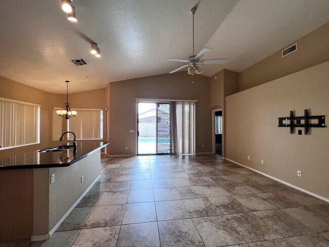 Building Photo - 4 BEDROOM WITH POOL