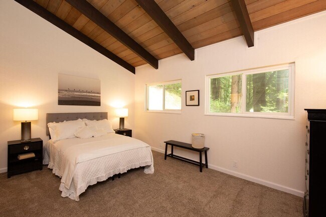 Building Photo - Modern Bayside Retreat – Renovated 3 Bed +...