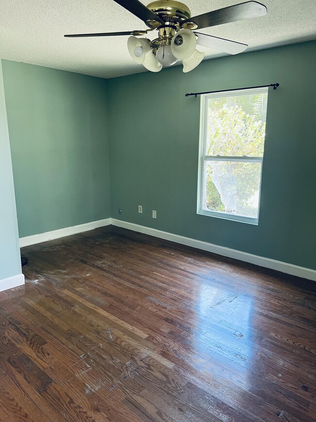 Building Photo - 274 NE Brunson Ct