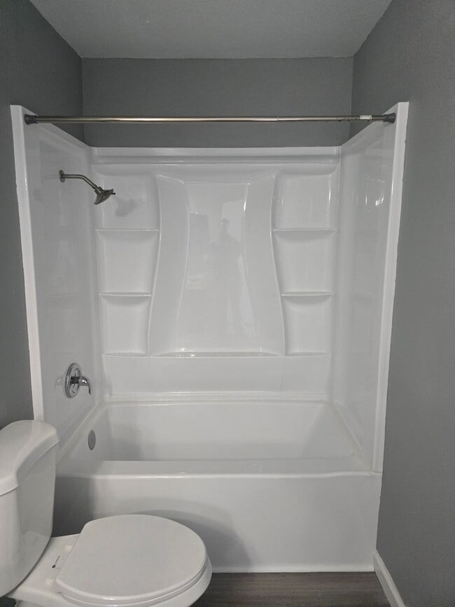 Building Photo - Large 1 Bed 1 Bath Condo